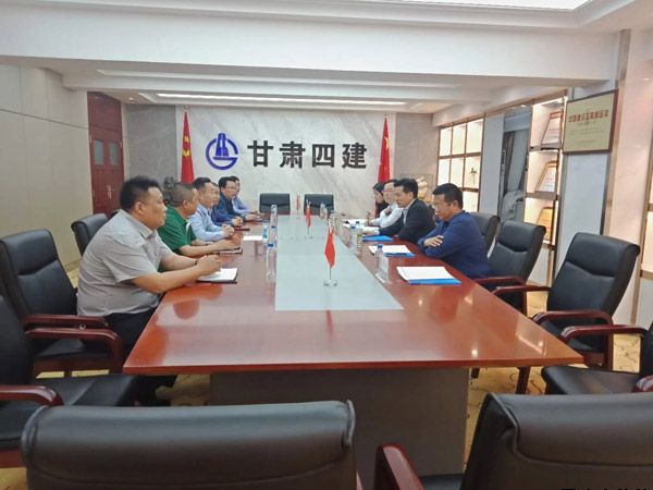 平?jīng)鍪懈笔虚L葉劍芳、平?jīng)鲢垂径麻L趙賢君一行赴蘭洽談融資擔(dān)保合作事宜(圖3)