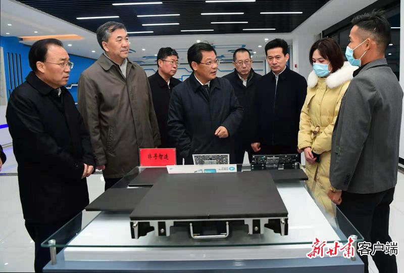 任振鶴在平?jīng)鲋悄芙K端光電產(chǎn)業(yè)園調(diào)研(圖2) 任振鶴在平?jīng)鲋悄芙K端光電產(chǎn)業(yè)園調(diào)研(圖2)