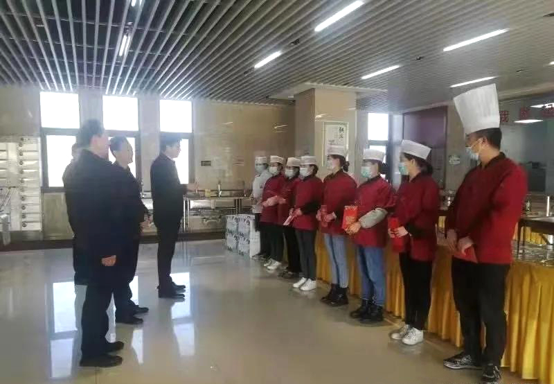 工業(yè)園區(qū)管委會(huì)、泓源公司慰問園區(qū)機(jī)關(guān)保安門衛(wèi)等一線人員(圖3)